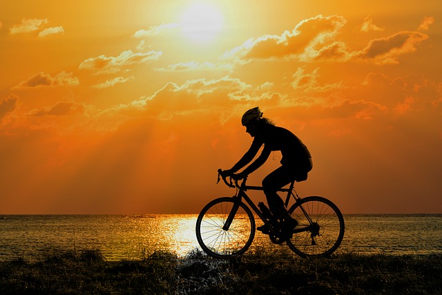 cyklista při západu slunce