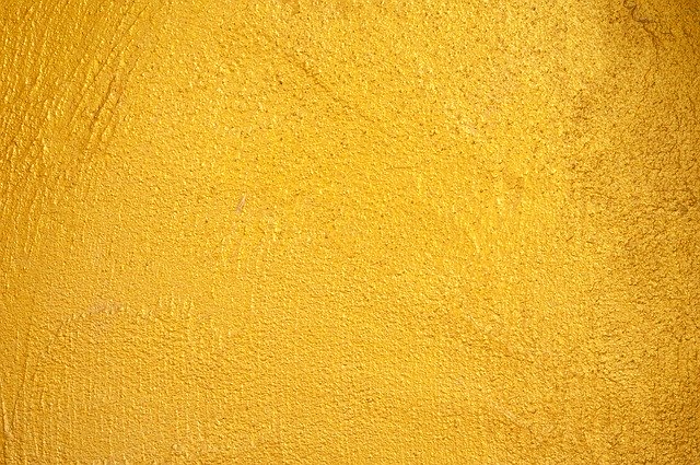 žlutá zeď